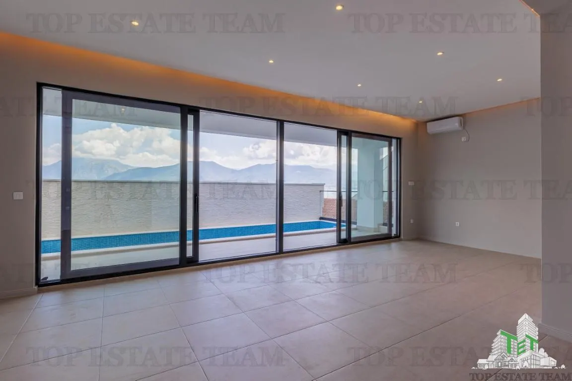 Villa for Sale in Tivat, Montenegro - foto 11