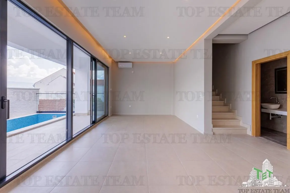 Villa for Sale in Tivat, Montenegro - foto 9