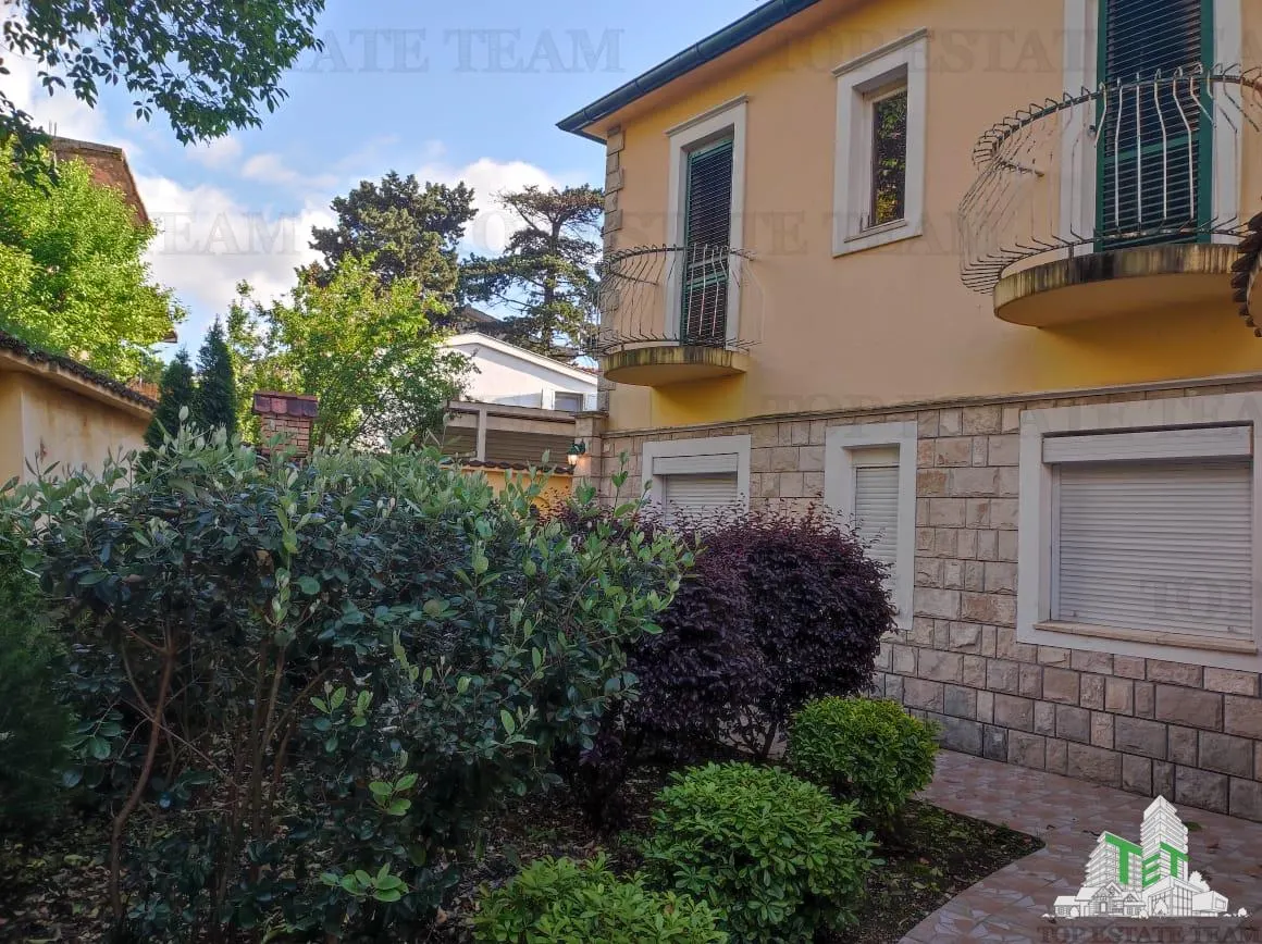 Villa for Sale in Kotor, Montenegro - foto 1