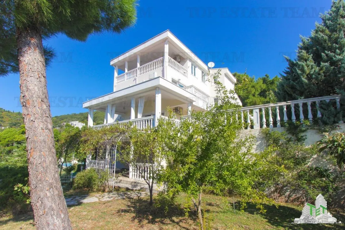 Villa for Sale in Bar, Montenegro - foto 1