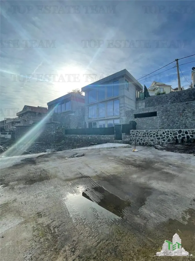 Villa for Sale in Tivat, Montenegro - foto 1