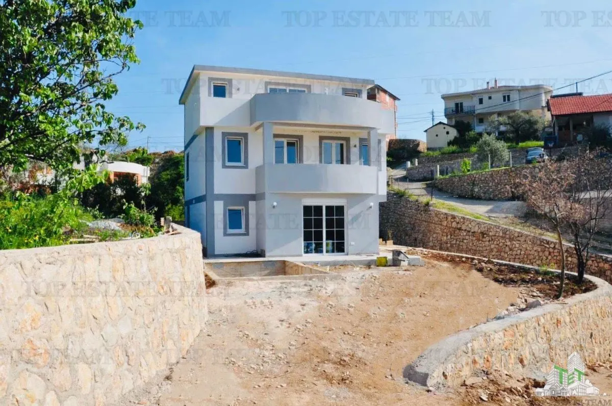 Villa for Sale in Bar, Montenegro - foto 1